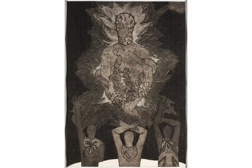 Colografía sepia de Belkis Ayón: gran figura central irradiando luz sobre tres figuras menores que alzan las manos en actitud de adoración