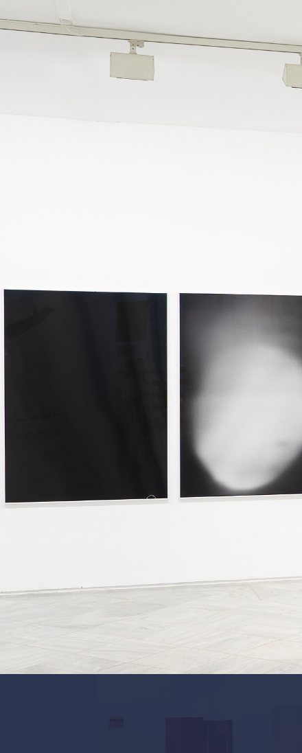 Dos fotografías de gran formato, una negra y otra con un rostro difuminado