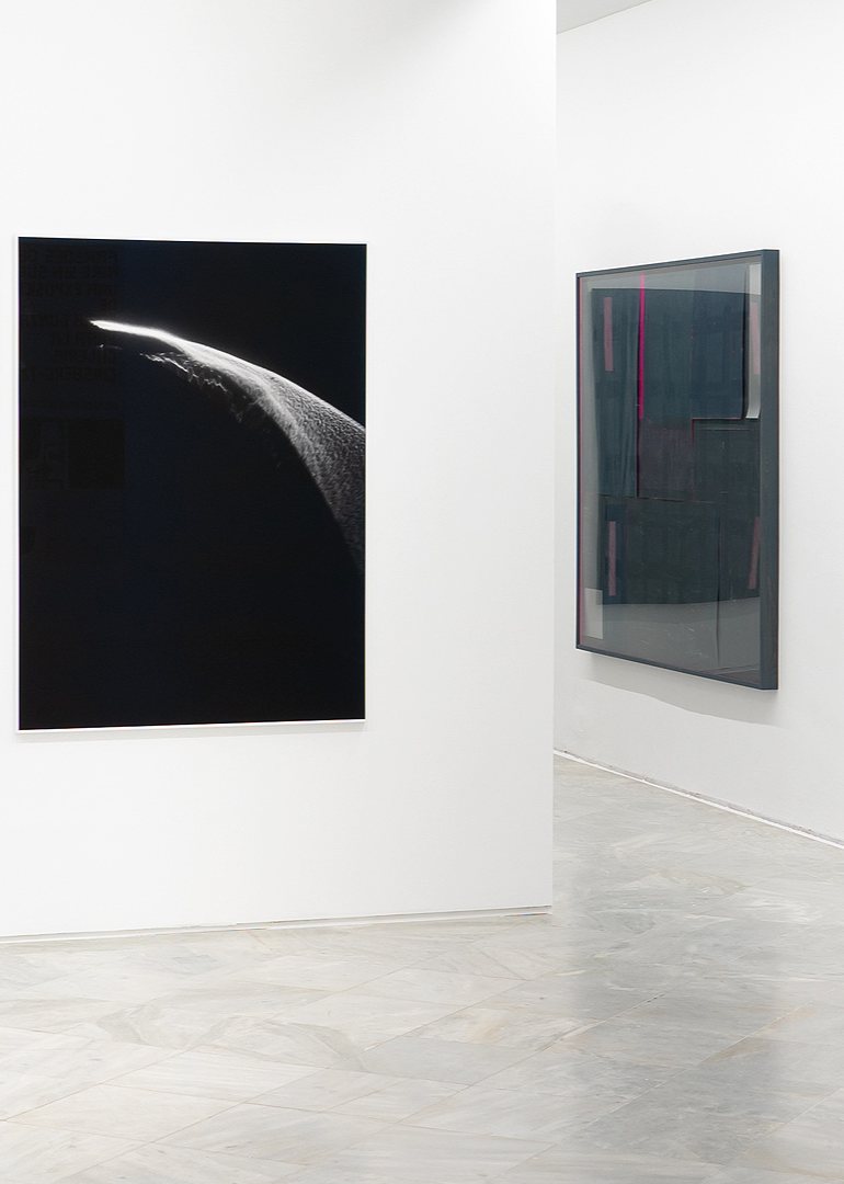 Fotografía de gran formato con una curva luminosa sobre negro