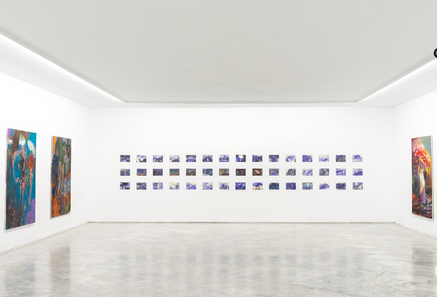 Gran sala con lienzos expresionistas y tres filas de obras pequeñas al fondo