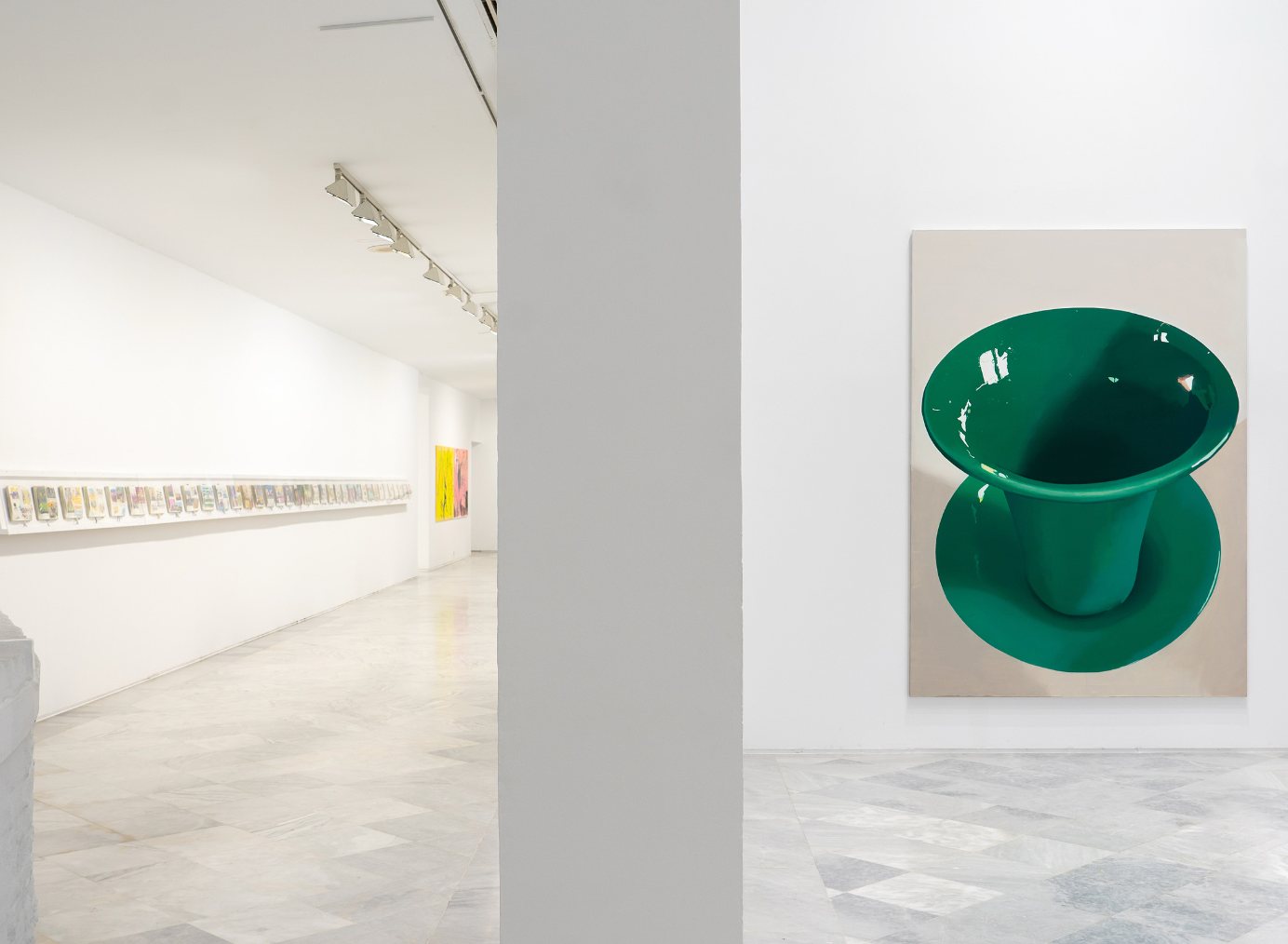 Pintura de un gran jarrón verde brillante frente a una fila de obras pequeñas