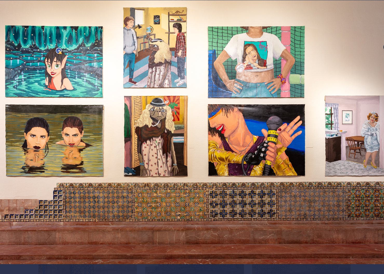 Rejilla de siete pinturas figurativas pop de Manuela Solano sobre el zócalo de azulejos