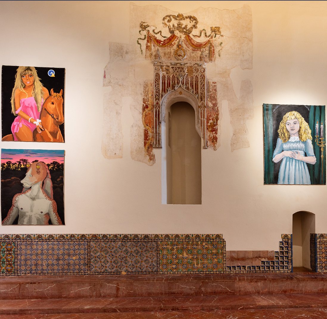 Pinturas de Manuela Solano —chica sobre caballo rosa, criatura, niña rubia— junto a una portada mudéjar de yesería y azulejos