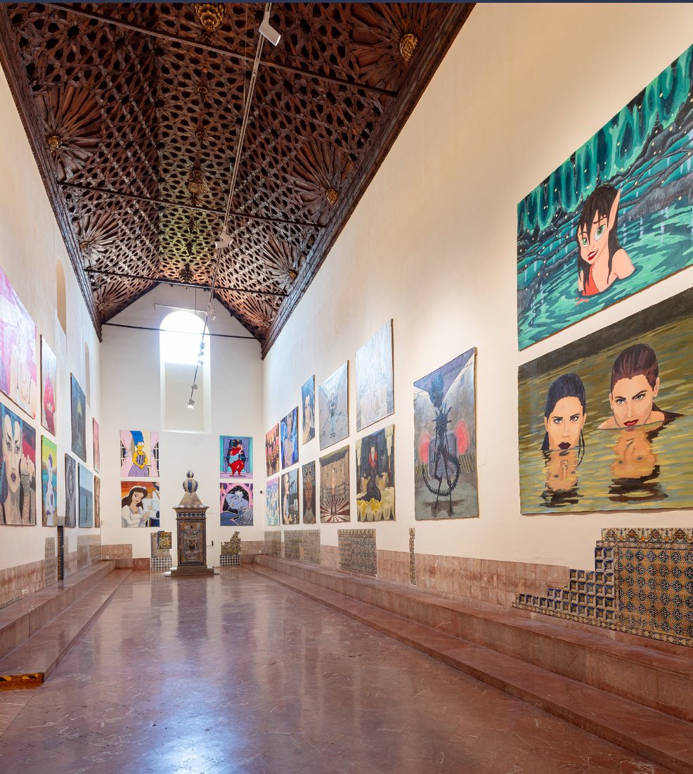 Nave de artesonado mudéjar del CAAC con obra contemporánea bajo la techumbre de madera y el zócalo de azulejos