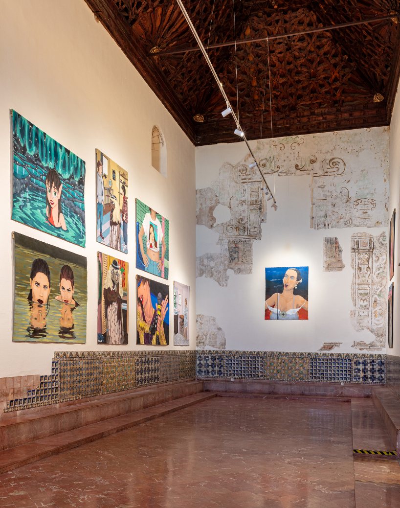 Rincón de la nave mudéjar con obra de Solano y restos de yesería sobre el muro