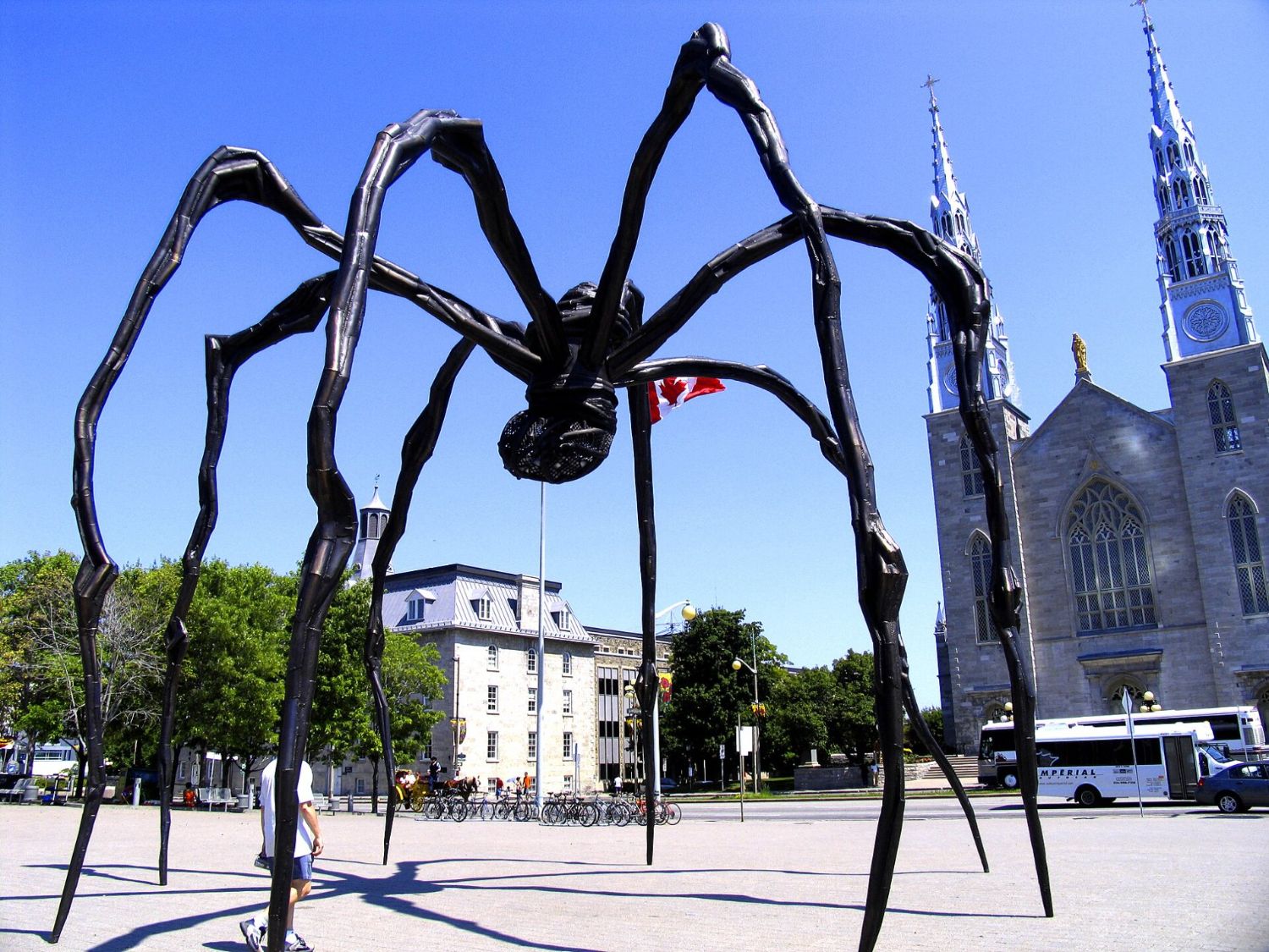 Louise Bourgeois, Maman: araña colosal de bronce frente a las agujas de la catedral de Notre-Dame de Ottawa