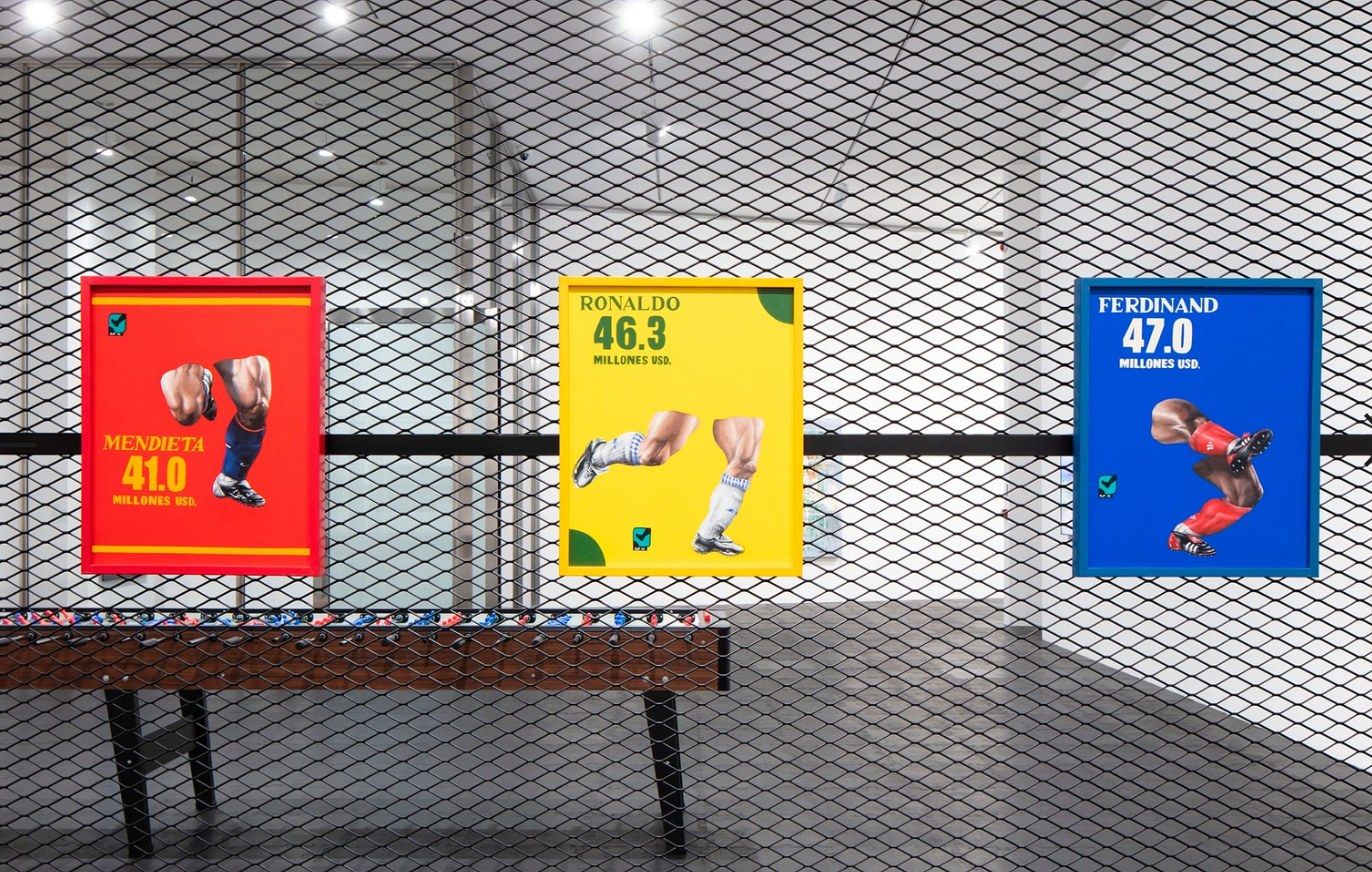 Collage con cabeza-balón sobre fondo de cancha, en sala de reja metálica