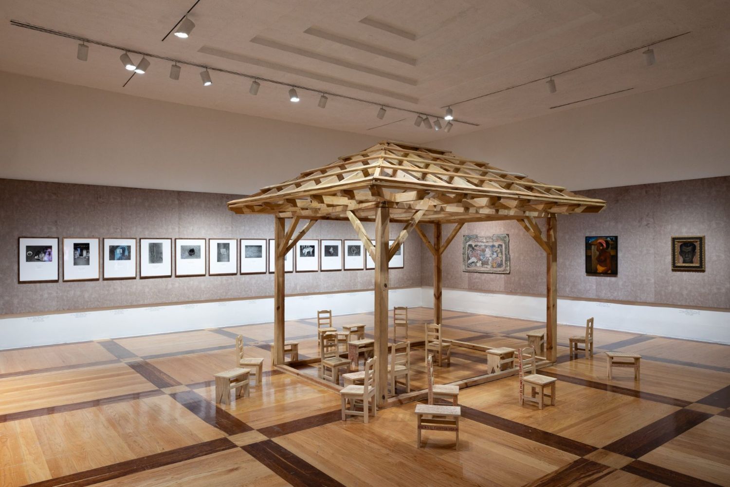 Vista general de una sala de la exposición Constelaciones y derivas en el MARCO de Monterrey