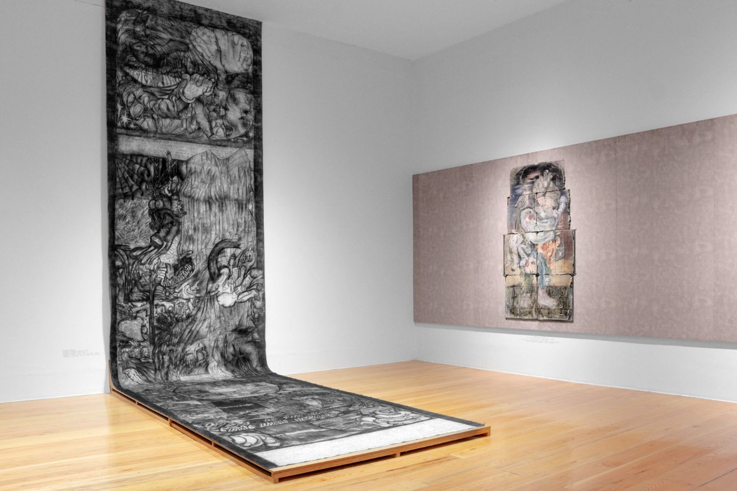 Sala con cortinas blancas translúcidas y obras de abstracción geométrica: un lienzo en blanco y negro, otro en rojos vibrantes y un relieve de perspectiva azul y roja