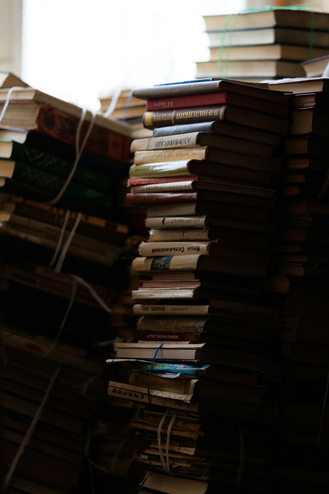 Legados de libros arrinconados y atados con cordel