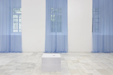 Cortinas azules translúcidas cubriendo las ventanas de una sala del Sabatini