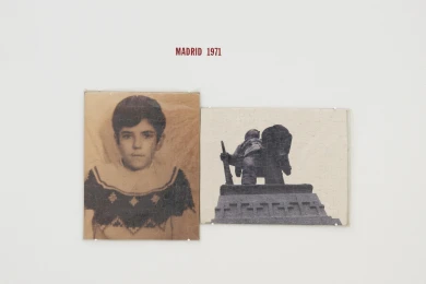 Dos pequeñas obras bajo el rótulo MADRID 1971: un retrato fotográfico de Felix niño y la imagen de un monumento