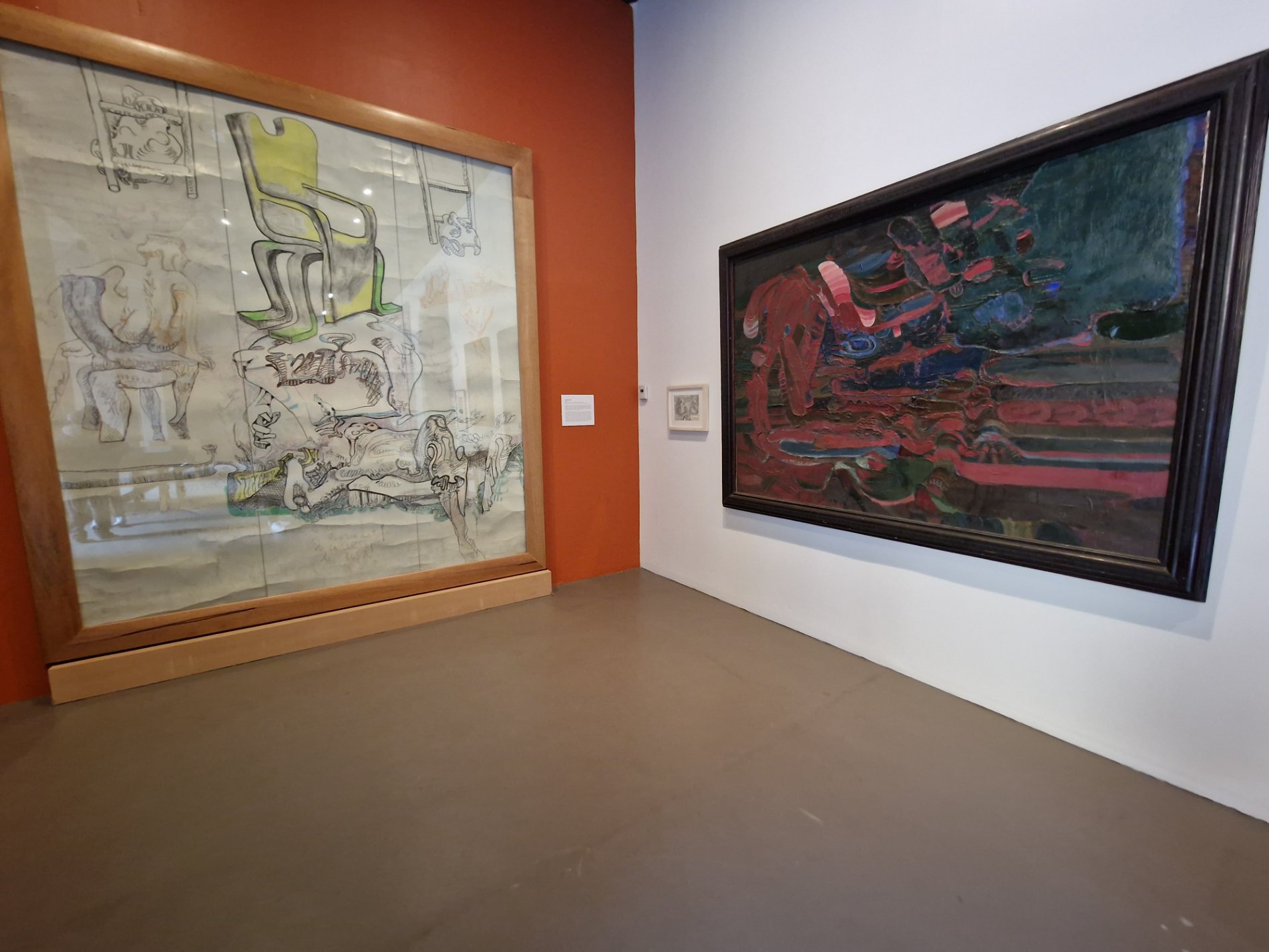 Dibujo de muebles imposibles y pintura matérica de rojos y verdes