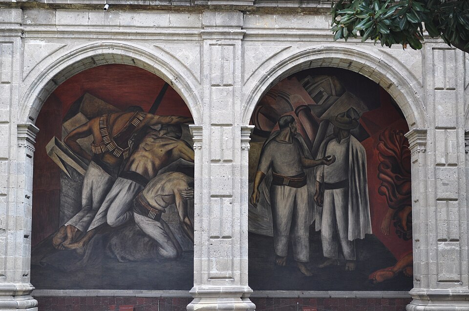 Detalle de dos murales de Orozco entre arcos de cantera