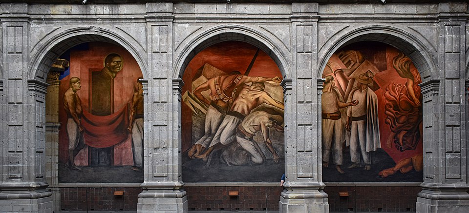 Murales de José Clemente Orozco bajo las arquerías del patio