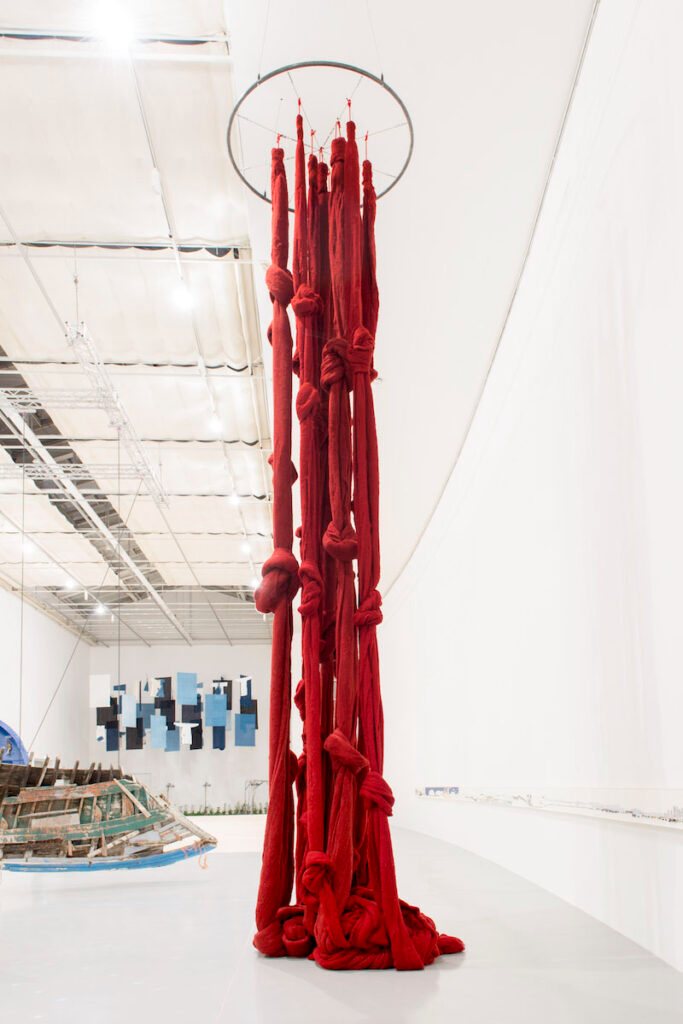 «Quipu Gut» de Cecilia Vicuña, gran escultura colgante de lana roja en el Pérez Art Museum Miami