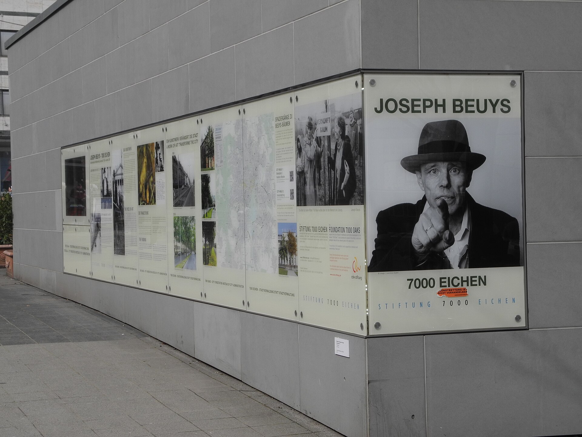 Panel informativo de la fundación 7000 Eichen en Kassel, con un retrato de Joseph Beuys.