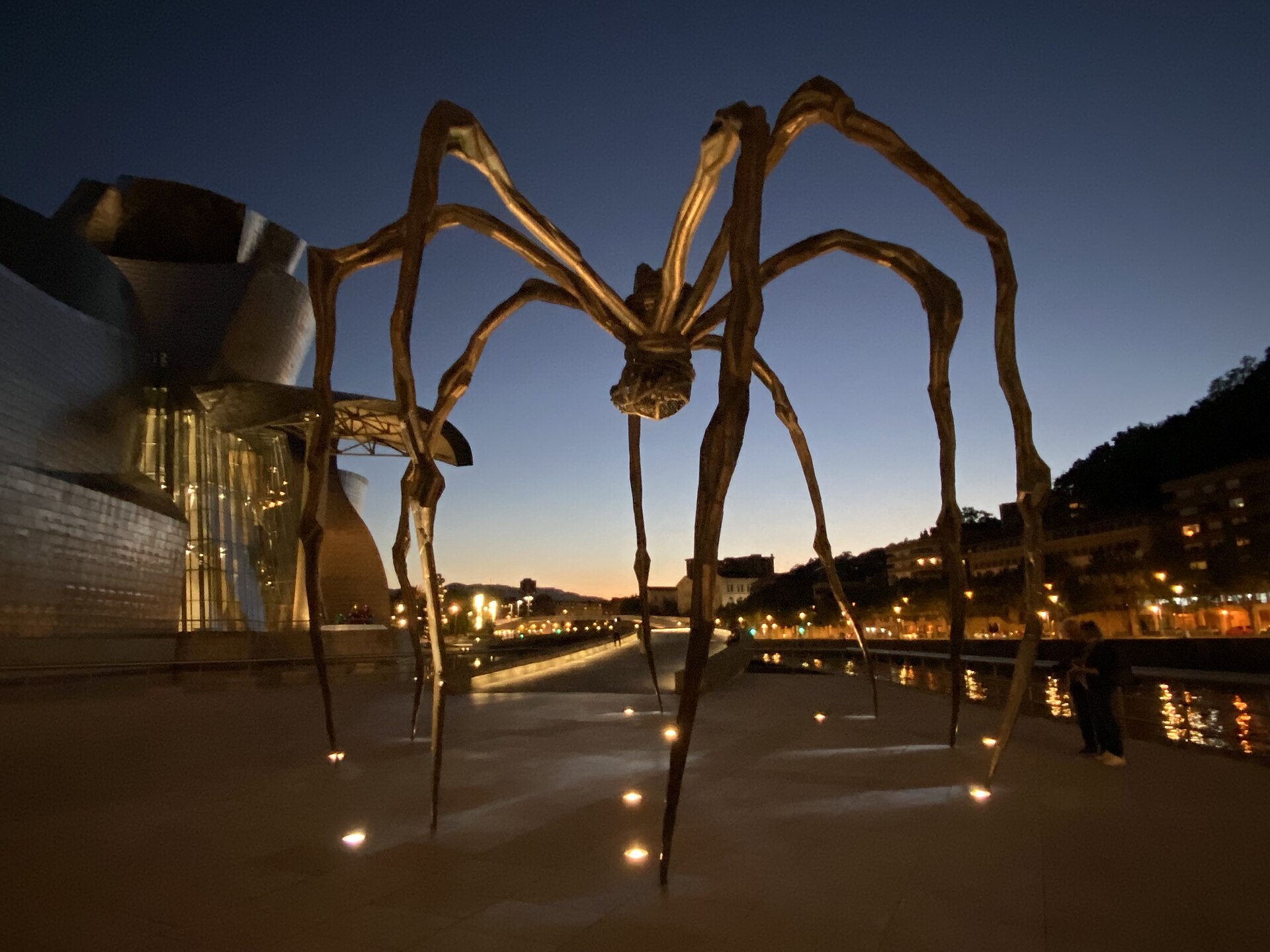 Maman, de Louise Bourgeois, ante el Museo Guggenheim Bilbao al anochecer.