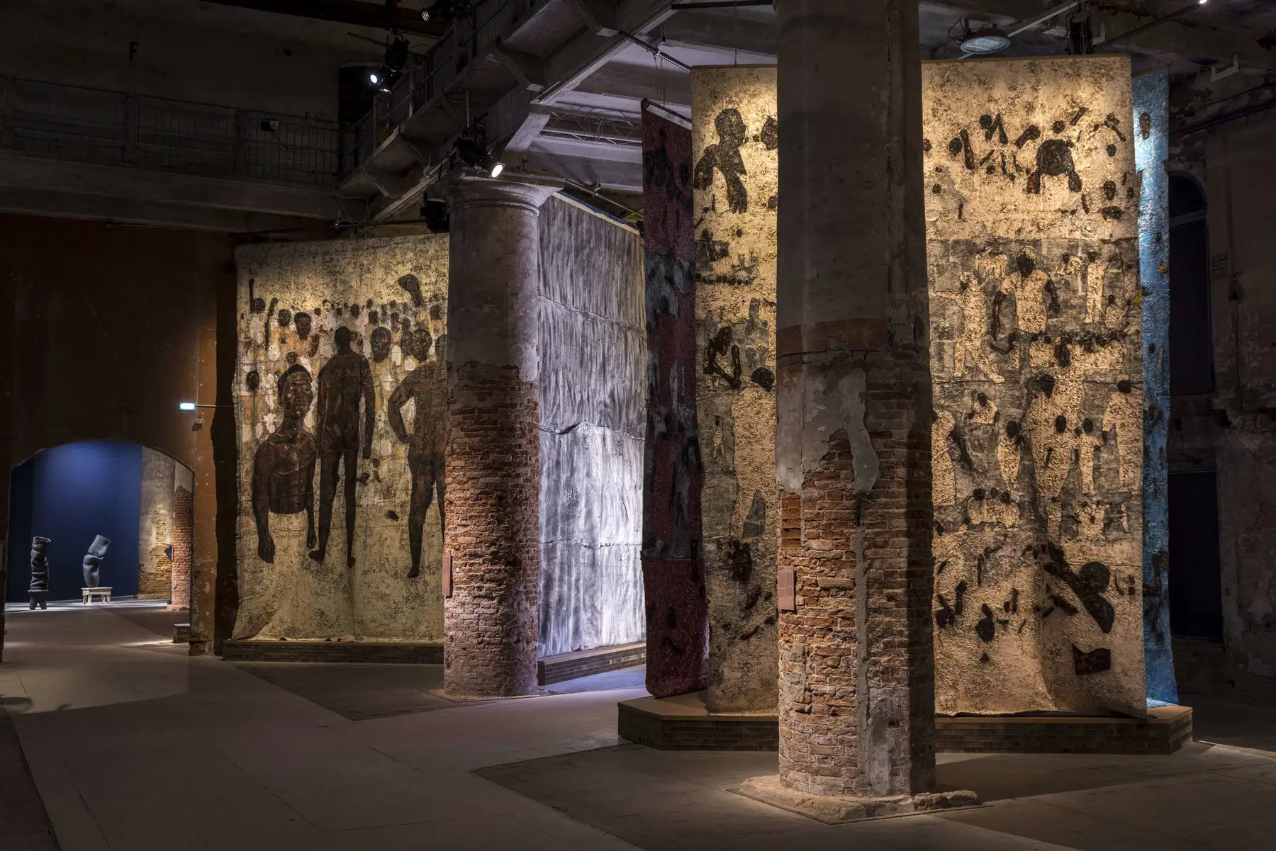 Grandes telas pintadas con figuras entre las columnas del Arsenale